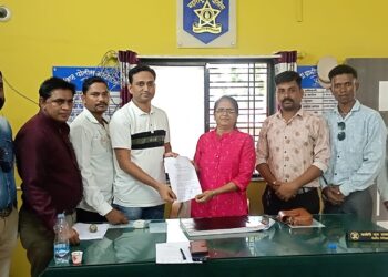 सर्वसामान्यांना नाहक त्रास देणाऱ्या पोलीस कर्मचाऱ्याची बदली करा!