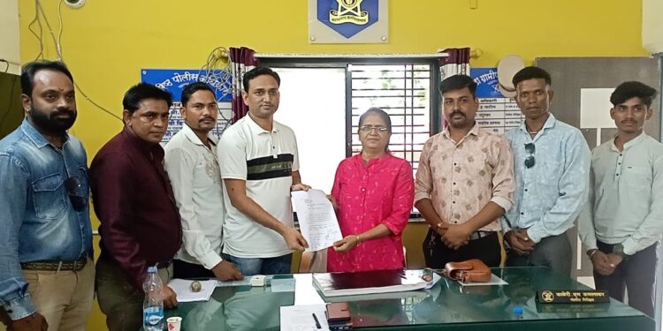 सर्वसामान्यांना नाहक त्रास देणाऱ्या पोलीस कर्मचाऱ्याची बदली करा!