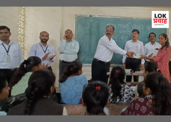 चोपडा महाविद्यालयात विद्यार्थीनींना मोफत बस पासचे वाटप