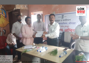 महाराजस्व अभियानांतर्गत चौगाव येथे तहसिलदारांच्या हस्ते ७/१२ वाटप