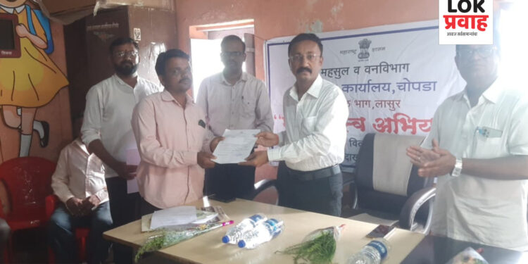 महाराजस्व अभियानांतर्गत चौगाव येथे तहसिलदारांच्या हस्ते ७/१२ वाटप