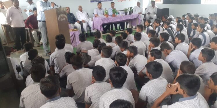 सी. बी. निकुंभ विद्यालयात महसूल सप्ताहांतर्गत युवा संवाद कार्यक्रम संपन्न