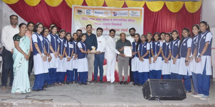 चोपड्यात स्वातंत्र्य दिनानिमित्त  राष्ट्रभक्तीपर समूह गीत गायन स्पर्धा उत्साहात संपन्न