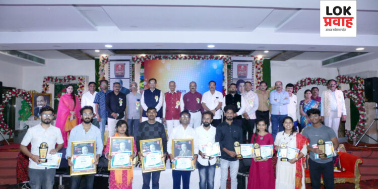 माजी केंद्रीय मंत्री सुबोध मोहिते यांनी साहित्य कला शोधक मंचाच्या व्यासपीठावर गीत गावुन जिंकली रसिकांची मने 