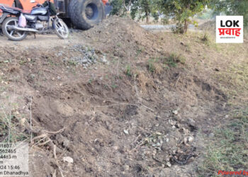 सिरसगांव ते आजगांव डांबरी रस्त्यामध्ये माती मिश्रीत मुरुमाचा वापर