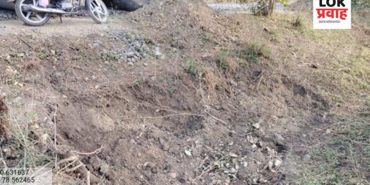 सिरसगांव ते आजगांव डांबरी रस्त्यामध्ये माती मिश्रीत मुरुमाचा वापर