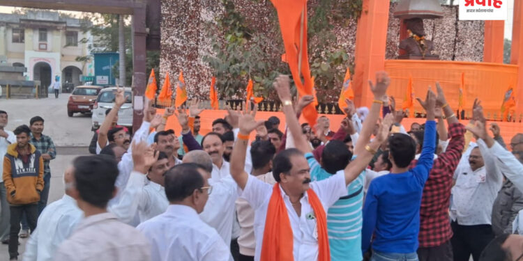 मराठा आरक्षण मिळाल्याने चोपड्यात जल्लोष