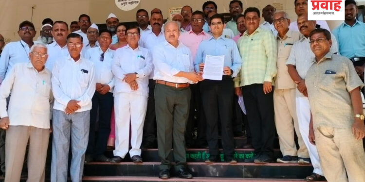 चोपडा शहरातील मुख्य रस्ते दुरुस्तीसह इतर समस्यांबाबत काँग्रेसचे मुख्याधिकार्यांना निवेदन