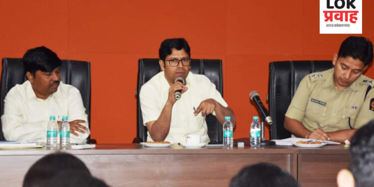 लोकसभा निवडणुकीच्या अनुषंगाने जिल्हाधिकाऱ्यांनी घेतला कायदा व सुव्यवस्थेचा आढावा