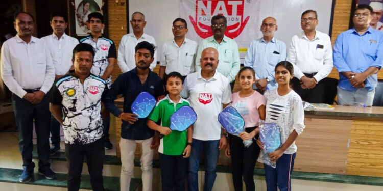 चोपडा महाविद्यालयातील पिकलबॉल स्पर्धा विजेत्या विद्यार्थ्यांना नॅट फाउंडेशनतर्फे शैक्षणिक शिष्यवृत्ती प्रदान