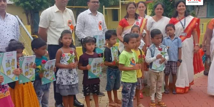 जिल्हाधिकारी राहुल कर्डिले यांनी गुलाबपुष्प देऊन केले विद्यार्थ्यांचे स्वागत