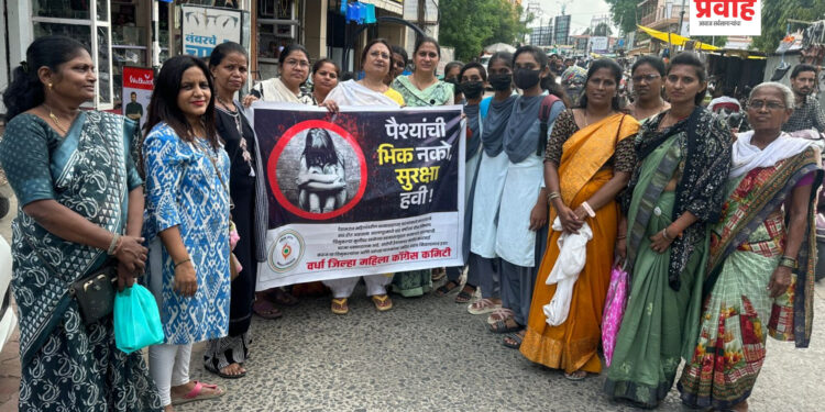 वर्धा येथे बदलापूर व कोलकाता येथील अमानुष घटनेच्या विरोधात तीव्र आंदोलन