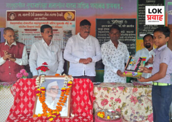 विद्यार्थ्यांना चरित्र पुस्तके व शैक्षणिक साहित्य वाटप