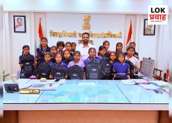 अपघाती निधन झालेल्या महसूल सहाय्यकाच्या कुटुंबाला ₹2.64 लाखांची मदत; विद्यार्थिनींना शालेय साहित्य वाटप