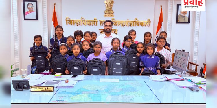 अपघाती निधन झालेल्या महसूल सहाय्यकाच्या कुटुंबाला ₹2.64 लाखांची मदत; विद्यार्थिनींना शालेय साहित्य वाटप